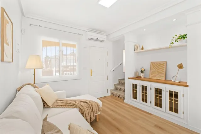 Encantadora vivienda reformada con terrazas, patio privado y piscina comunitaria — 46