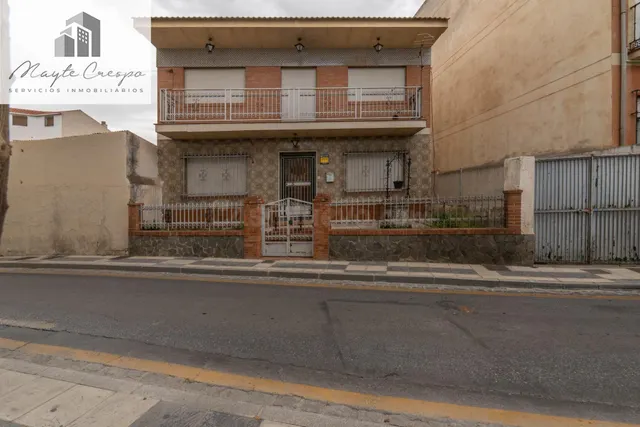 SE VENDE CASA CON UNA PARCELA DE 461 m2 (EN EL CENTRO DE LOS