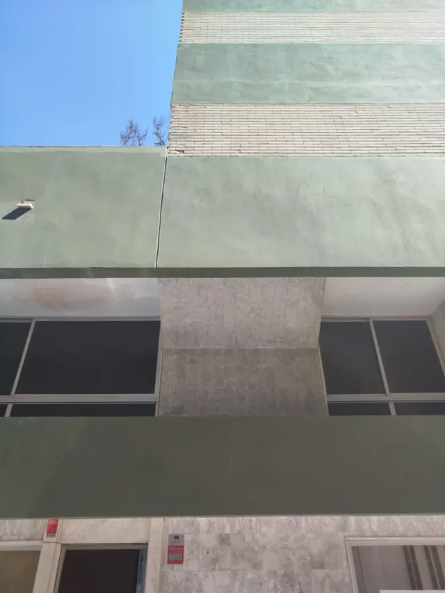 Se alquila local ideal para consulta u oficinas  entre el Hospital Puerta Del Mar y Paseo Maritimo. — 2