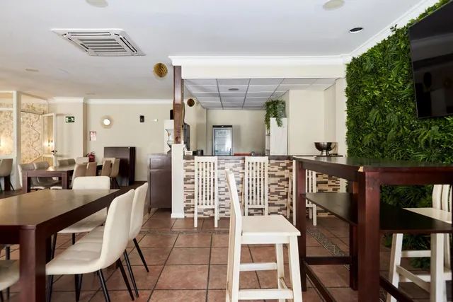 Amplio Local Comercial Reformado en Mancha Real, Andalucía