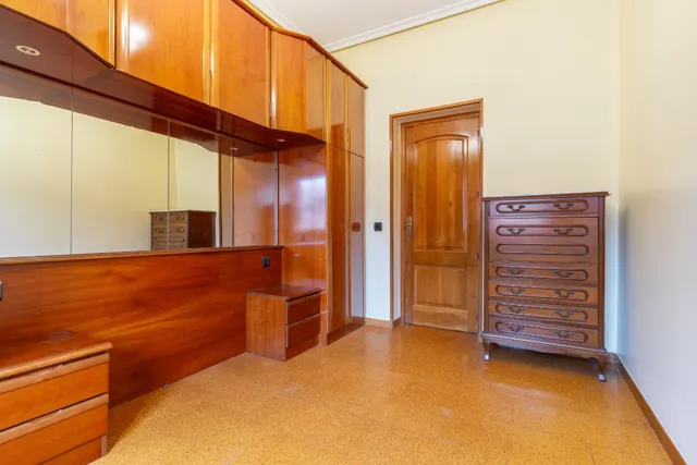 Piso de 4 dormitorios sin ascensor ( 2º) en el barrio de Santa Marina. Mieres — 17