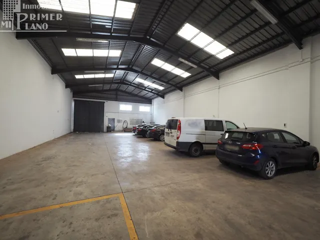 Se ofrece en venta una nave industrial ubicada en la zona de - foto 2