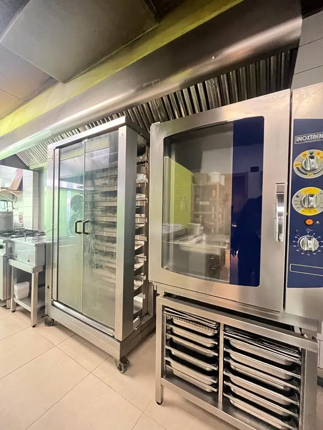 Traspaso de local Restaurante en calle Peatonal — 23
