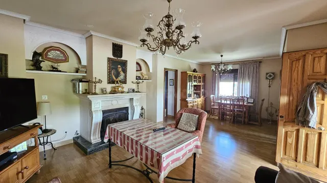 Chalet en Santa María de Trassierra con piscina, jardín y vi - foto 4