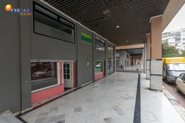 Local comercial en venta en calle agustina de aragón — 16