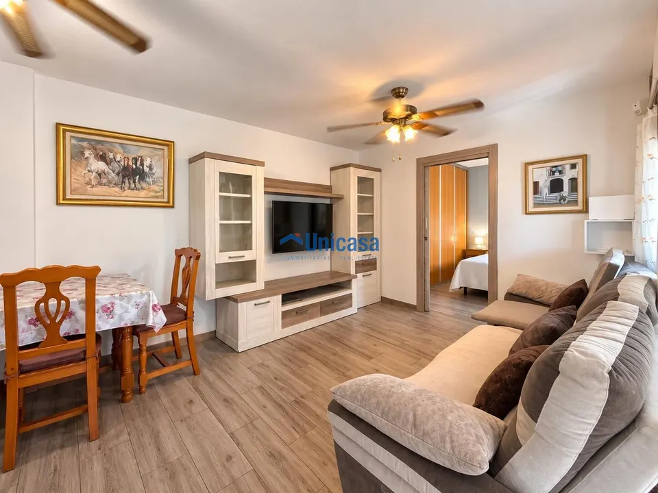 Casa con 3 dormitorios, espacio trasero y muchas posibilidades