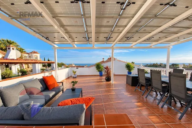 VILLA INDEPENDIENTE CON PISCINA, GRANDES TERRAZAS Y VISTAS AL MAR EN BENAJARAFE — 23