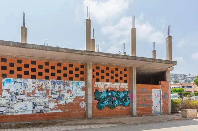 Edificio en obra parada en Llandells (Peñíscola) con proyecto para 39 viviendas y locales — 24