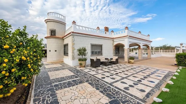 ¡EXCELENTE UBICACIÓN, PISCINA, BARBACOA, PORCHE DE 40m2 Y PA