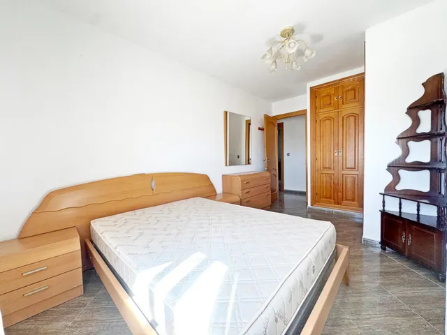 Amplio piso en esquina todo exterior con terraza y vistas al mar junto a Vialia y Avenida de Andalucía. — 32