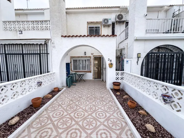 Encantador adosado de 2 plantas en Nueva Torrevieja — 2 dormitorios, 2 baños, gran patio y piscina comunitaria — 5