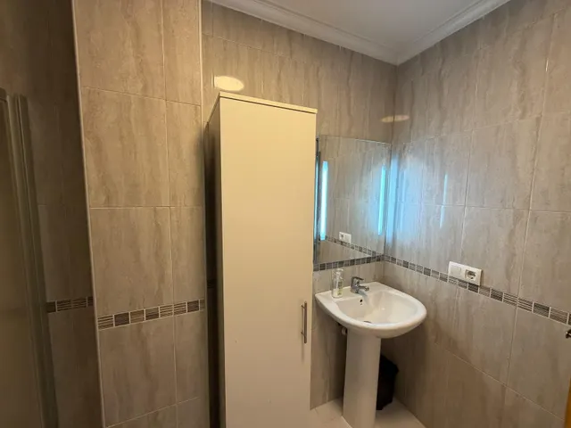 Piso moderno en residencial con solárium y piscina — 11