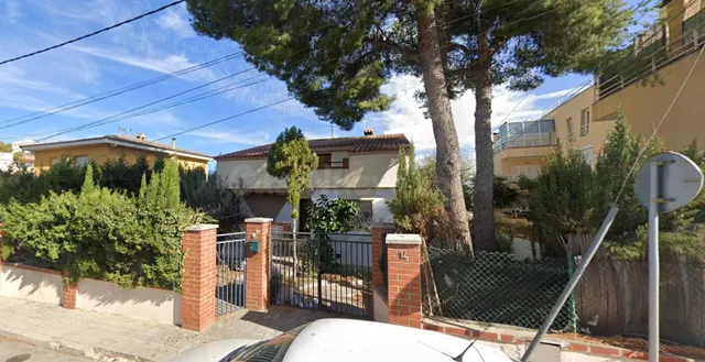 Se vende casa OKUPADA en Calle Pinar Nº 14 Calafell (Tarrago