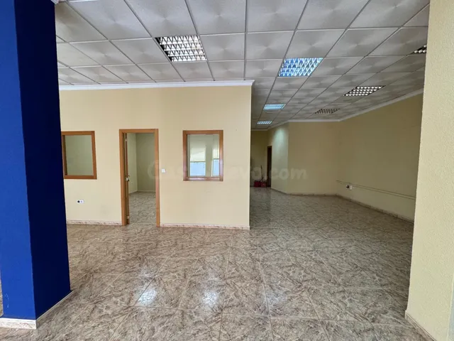 Local de 180 m2 en Barrio Peral. — 4