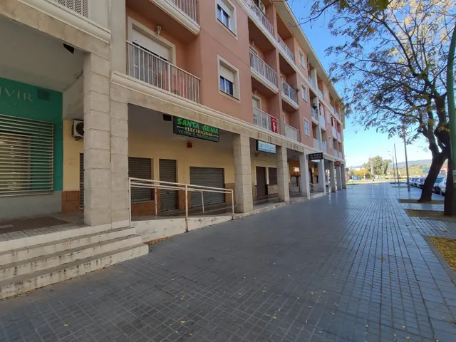 SE VENDEN DOS LOCALES JUNTOS A ESCASOS METROS DE LA AVENIDA DE CÁDIZ. — 2