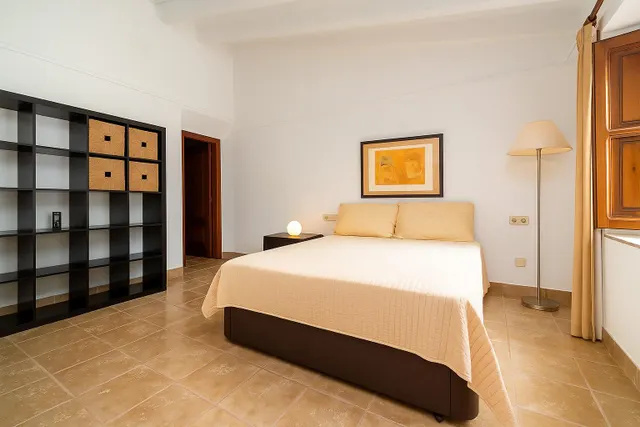 Finca mallorquina con carácter, jardín mediterráneo y vistas a la Serra de Tramuntana · Biniali — 16