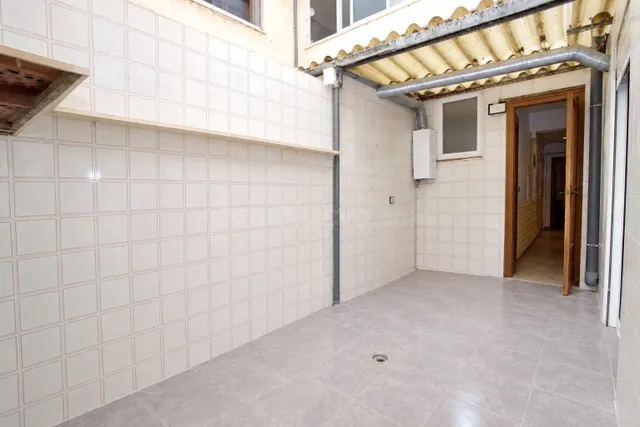 Amplia Planta Baja con Local Comercial en Zona Tranquila - foto 4