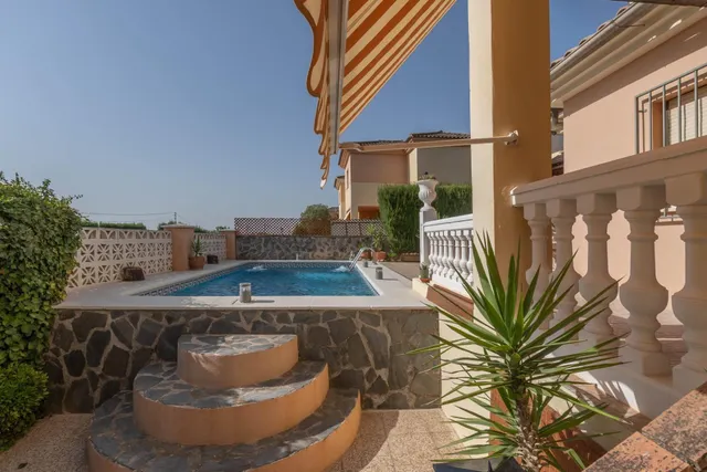 EXCLUSIVA VIVIENDA CON PISCINA PRIVADA EN URBANIZACIÓN "EL TORREÓN" EN ALBOLOTE. — 24