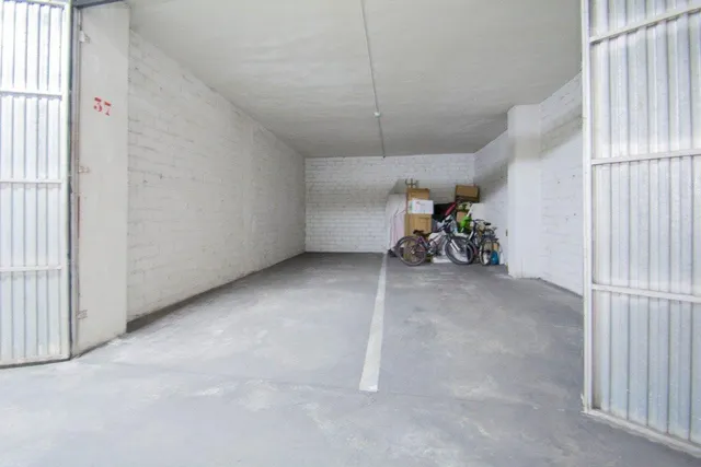 Se vende plaza de aparcamiento cerrada junto Alhamar — 6