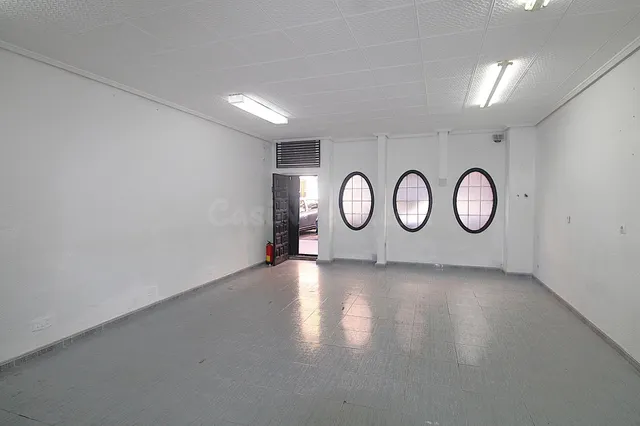 Alquiler de local comercial en Monteolivete. — 2