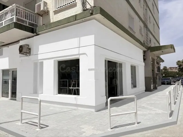 Excelente Local Comercial con Altillo, almacén y Parking Pri - foto 2