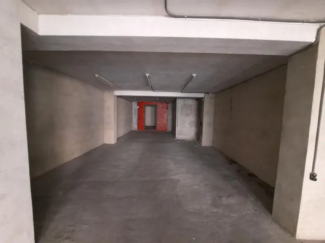 LOCAL COMERCIAL CON ACCESO DESDE DOS CALLES — 10