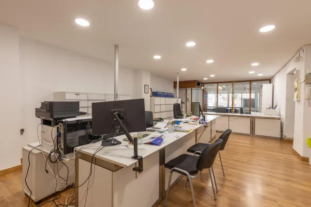LOCAL COMERCIAL EN CALLE ÁNGEL GANIVET – UBICACIÓN PRIVILEGIADA — 23