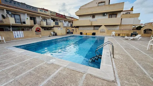 Chalet adosado de 3 dormitorios con garaje y piscina comunitaria en Playa Flamenca — 26
