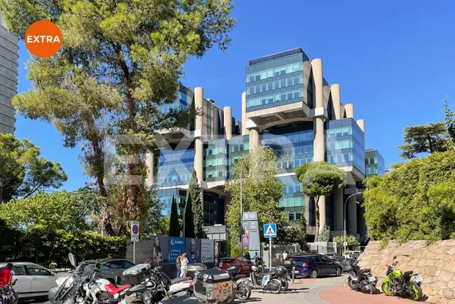 Amplio apartamento a estrenar, funcional y versátil, con zona de despacho, en una cuidada urbanización con piscina y jardines. — 28