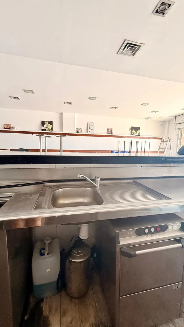¡Oportunidad Única en Cubelles! Local Comercial Reformado con Terraza y Vistas al Mar — 10