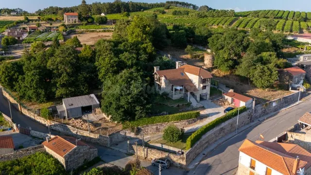 UNA JOYA EN PIEDRA GALLEGA EN EL CORAZÓN DE LAS RÍAS BAIXAS. 407 m2 construidos | Parcela: 1.626 m2 | Dormitorios: 4 | Baños: 3 — 6