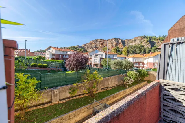 Piso espacioso con terraza y balcón en urbanización privada — 33