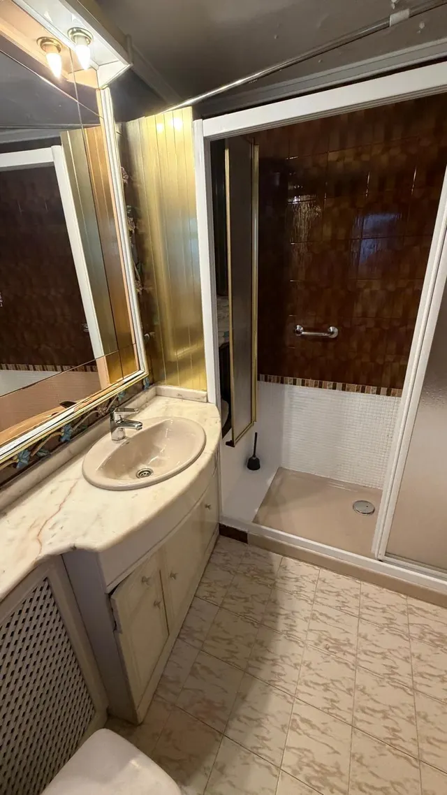 Oportunidad en calle alcala, piso de 3 dormitorios, 2 salones, 2 baños, terraza y ascensor. — 25