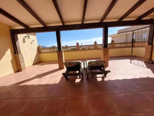 Chalet 6 dormitorios 3 baños, terrazas y piscina en Burjulú. — 50