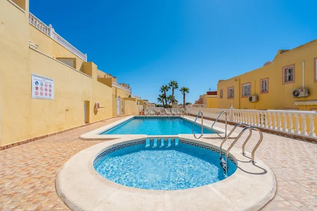 Encantadora vivienda reformada con terrazas, patio privado y piscina comunitaria — 11