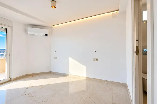 Se vende atico 5 habitaciones  totalmente reformado con vistas al mar  en pleno centro d Benidorm — 30