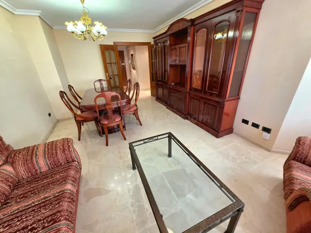 Amplia Vivienda en Alquiler con Terraza en Castellón. — 2