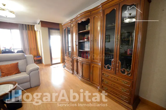 ALTO, AMPLIO Y EXTERIOR CON GARAJE Y BALCÓN, CERCA DE LA AV DE ALCOY — 4