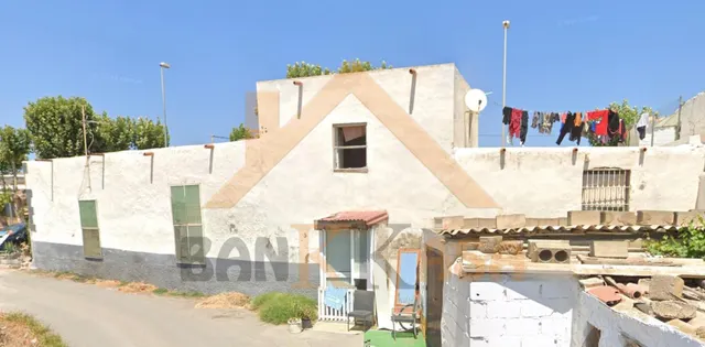 Oportunidad para inversores: Casa de 258 m2 con almacén en E - foto 3