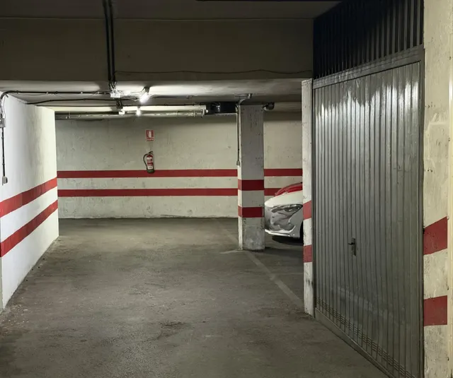 Plaza de garaje cerrada en el centro de La Zubia — 19