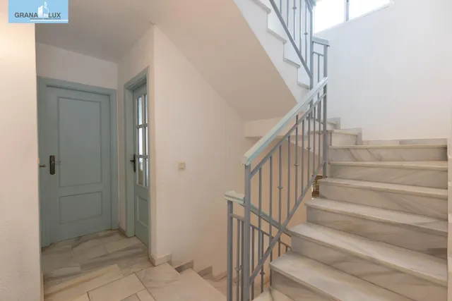 Casa independiente con piscina en La Zubia. — 17