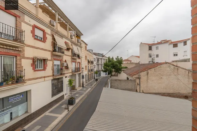SE VENDE CASA CON UNA PARCELA DE 518 m2 (EN EL CENTRO DE LOS OGÍJARES). — 25