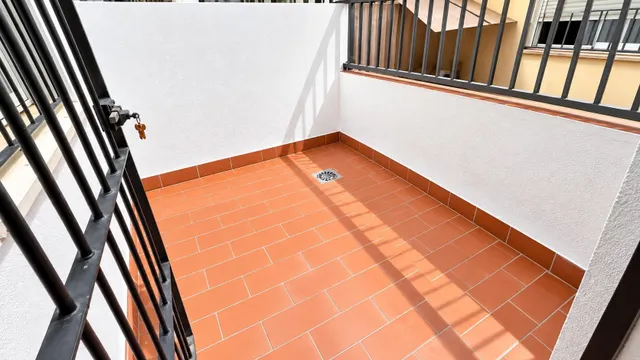 PISO VPO en PLANTA BAJA con PATIO y plaza de GARAJE en la CTRA. de MEDINA. — 8