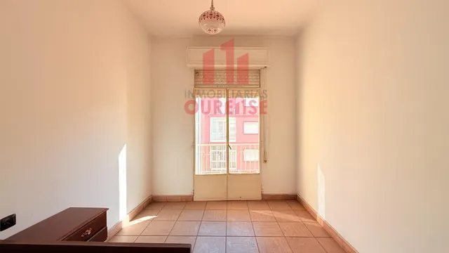LUMINIOSA VIVIENDA PARA REFORMAR CON ASCENSOR EN O COUTO — 12