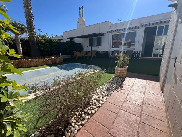 CHALET CON JARDIN Y PISCINA EN EL TOYO, ALMERIA - foto 2