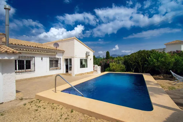 Chalet independiente de 3 dormitorios, parcela de 750m2 pisc