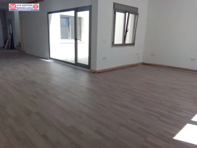 local totalmente nuevo, con mas de 140 metros, en policlínica de nueva creación, con despacho y aseo, ascensor, suelos de tarima, muy buena iluminación natural, cercano al hospital. Tambíen se pue — 10