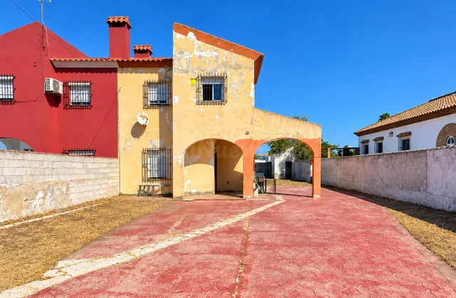 CHALET PAREADO URBANO CON PISCINA PRIVADA PARA REFORMAR, CHI