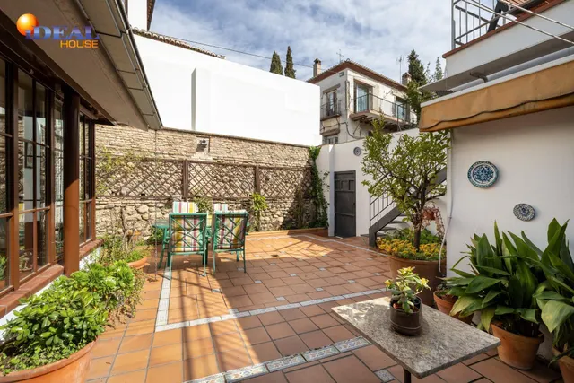 GRAN CASA EN ALBAICÍN BAJO. — 2