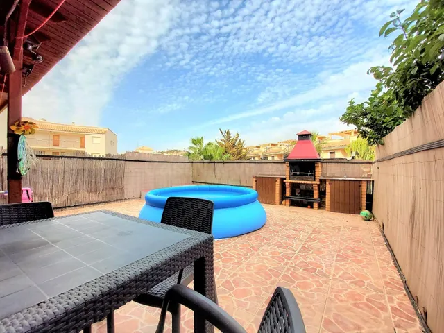Bajo de dos dormitorios, con amplia terraza y barbacoa enlos
